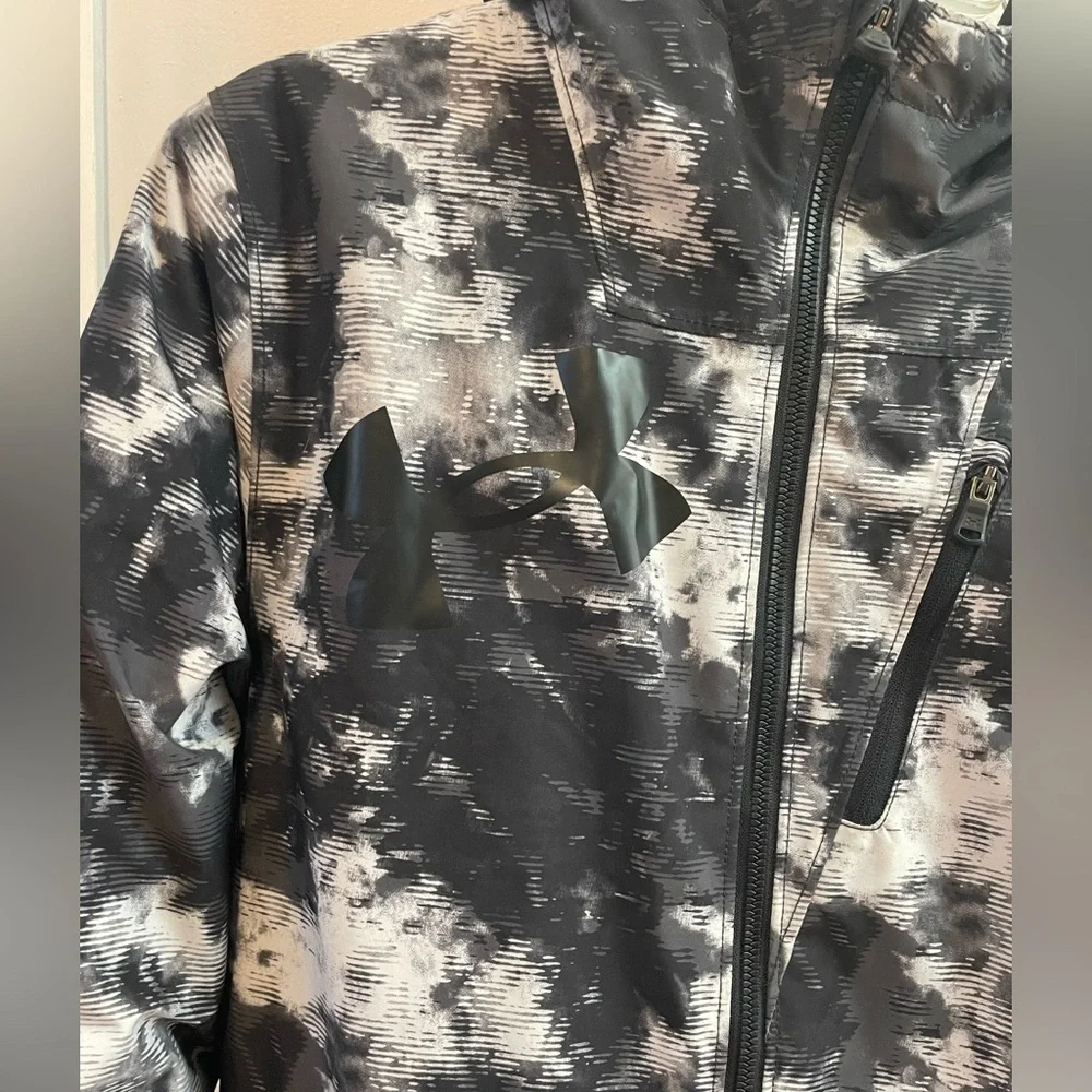 Under Armour storm proof ski/snow jacket Boys size M